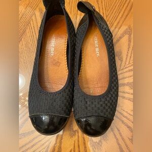 bernie mev. Black Textured Ballet Flats with Patent Toe
